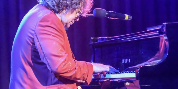 Live Review: Randy Edelman Debuts “Around the World in 80 Minutes” @ “Green Room 42” in NYC 5/21/22