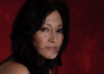 “Naked Out Loud” Arrives Worldwide — Machan Taylor Goes All In